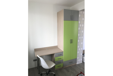 008 Шкаф и стол в детской.
