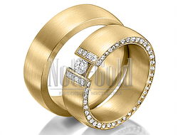 Обручальные кольца из желтого золота с бриллиантами в женском кольце с прямым профилем
