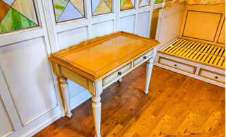 Письменный стол на точеных ножках с 2 ящиками в стиле прованс.