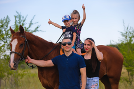 Семейная конная прогулка