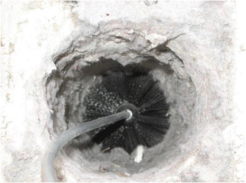 прочистка шахты естественной вентиляции. прочистка вентканалов в многоквартирном доме. чистка вентканалов. чистка вентиляции в многоквартирном доме. вентиляционная шахта изнутри.