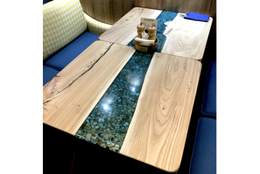 Стол-река из массива карагача для кафе, баров и ресторанов. Работа spilcenter.com для сети семейных кафе "Андерсон", г.Москва