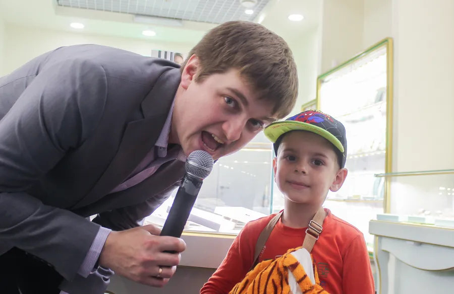 Ведущий и гости