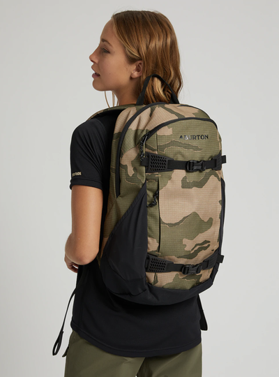 Девушка с рюкзаком Burton Day Hiker 25L
