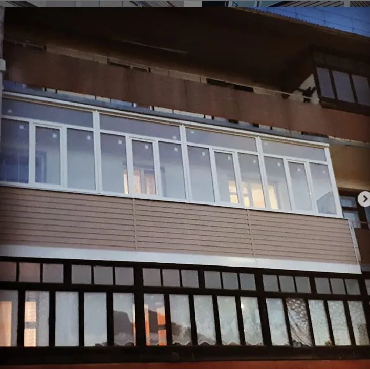 остекление балкона, внешняя отделка сайдингом Дёке, длина 8,6 м.пог, высота 3,2 м, ул.Фейгина