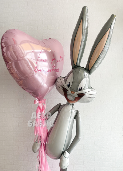 Огромный фольгированный заяц Багз Банни в полный рост рядом с фонтаном из шаров в форме губ