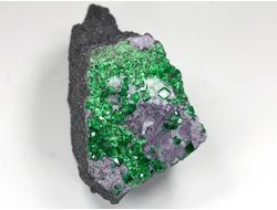 Уваровит кристаллы на породе, Урал (30*35*45 мм, 101 г) №25866