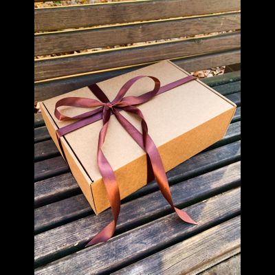 2 штуки - Подарочная коробка с наполнителем КРАФТ и коричневой лентой (32x22x10 см)