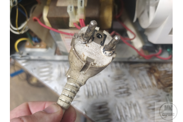 Контакты сетевого провода оплавлены