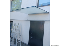 Стеклянный козырек на алюминиевом зажимном профиле