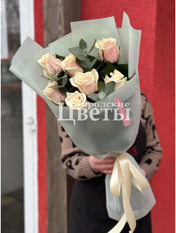 Букет из 9 белых роз в крафте