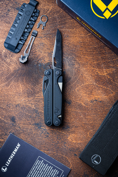 Leatherman Charge + черный с чехлом на кнопке, клипсой и битами