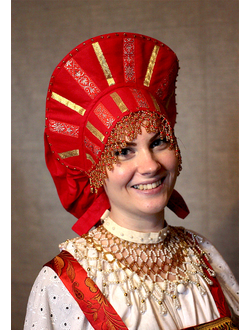 Кокошник праздничный для молодой девушки.