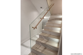 Стеклянное ограждение лестницы с фурнитурой нитрит титана под золото