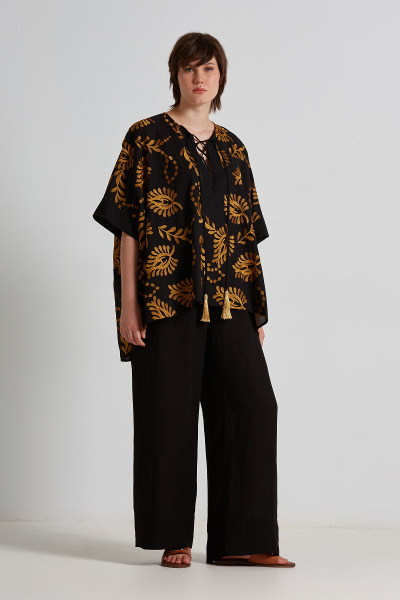 Блуза легкая черного цвета с золотой вышивкой