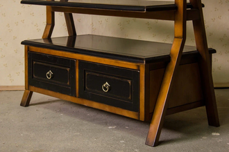 Тумба-мольберт под ТВ.