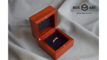 5064 Коробочка для обручального колечки или сережек
Материал: массив красного дерева
Размеры внутреннего пространства: 5*5 см, высота 3,5 см
Отделка: искусственный бархат/замша (зеленый, бордо, черный, беж)