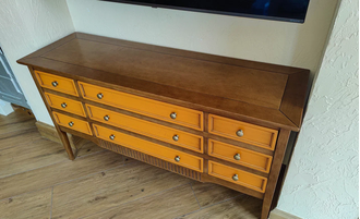 Комод с 9 ящиками на высоких ножках.