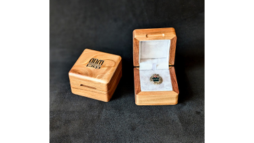 4037 Шкатулки из ореха с ложементом для значка. Лазерная гравировка. Отделка искусственной замшей.