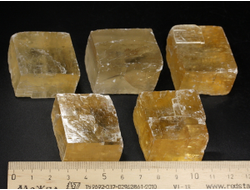 Кальцит оптический золотистый (исландский шпат), скол по спайности в ассортименте, Бразилия (35-40 мм, 46-56 г) №38297