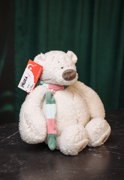 Плюшевый медведь с шарфом