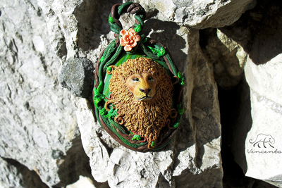 Лев Аслан. Кулон из полимерной глины по мотивам книги "Хроники Нарнии". Миниатюра из полимерной глины