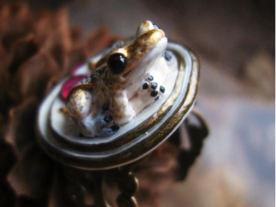 "Дневной светлячок Квакази", волшебное кольцо с лягушкой и натуральными родолитами