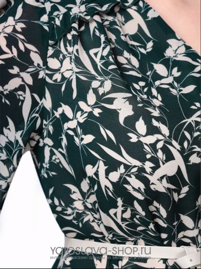 Женское платье в зеленых тонах с цветочным принтом