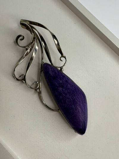 Броши с натуральными камнями в ассортименте