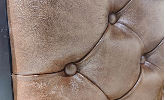 Вешалка узкая для прихожей с каретной стяжкой и нижней тумбой.