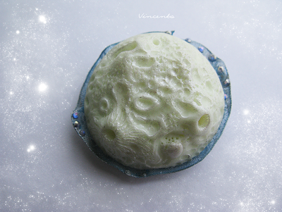 Мистическая луна. Брошь в виде луны из полимерной глины. Украшение светится в темноте