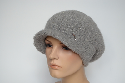 seraya-vyazanaya-kepka-s-biserom-vizio-italiya-9010-w