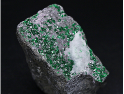 Уваровит кристаллы на породе, Урал (38*28*20 мм, 41 г) №25865