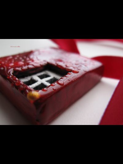 Необычная подвеска в авангардном стиле "Красные стены"