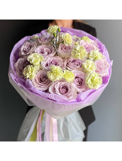 БУКЕТ С НЕЖНЫМИ ОДНОГОЛОВЫМИ РОЗАМИ И КУСТОВЫМИ ГВОЗДИКАМИ - (АРТ. С42)