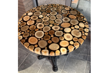 Стол для веранды из спилов разных пород дерева в черной смоле. Работа spilcenter.com