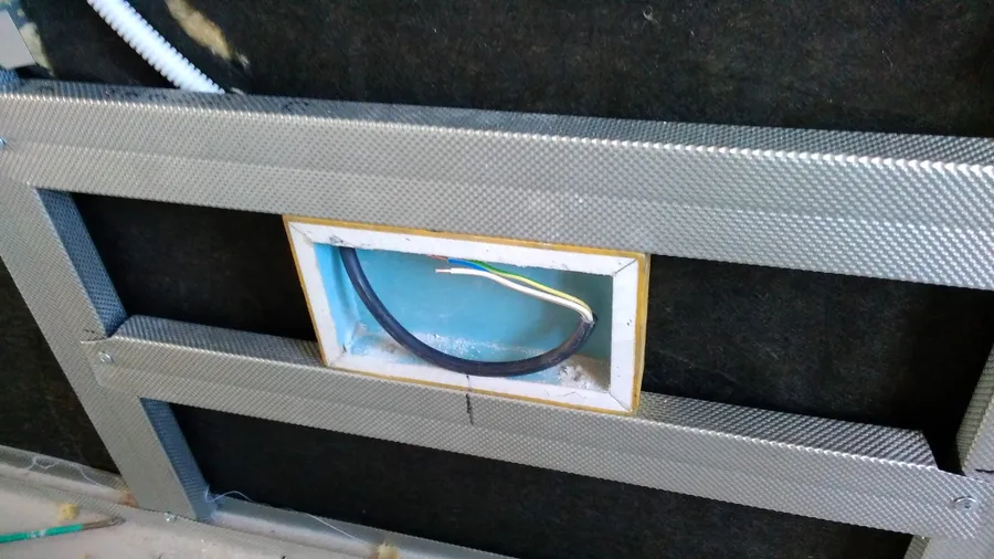 Подрозетник "АкустикГипс Бокс" состоит из мембраны "Тексаунд 70 SY" и ГКЛЗ(ГИПС Акустический)