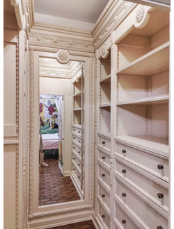 Встроенная резная гардеробная комната белая.