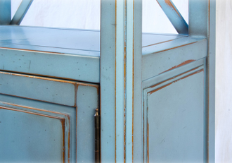 Этажерка с нижней тумбой с дверьми.