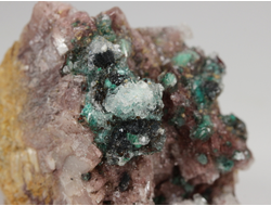 Брошантит, коллекционный образец, Марокко (48*44*37 мм, 70 г) №28623