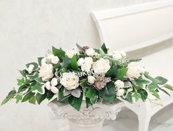 композиция на президиум из зелени и белых роз