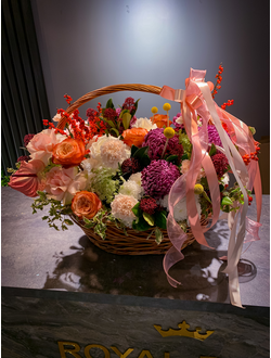 Корзина пионовидных роз и Фрезий