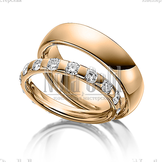 Классические обручальные кольца из желтого золота с крупными бриллиантами в женском кольце