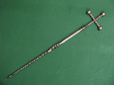 Металлическая трость с крестом на рукояти