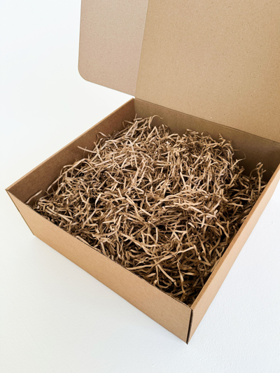 Большая подарочная коробка GILEV 37x37x14 см с синей лентой и наполнителем крафт