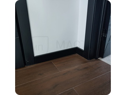 Плинтус ХДФ Dollken Cubu Flex Life 60мм Х 2,5 м 0110/1144 Чёрный в интерьере 1