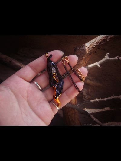 "Семечко из сада Нави", подвеска с чёрным перцем чили и золотыми семенами