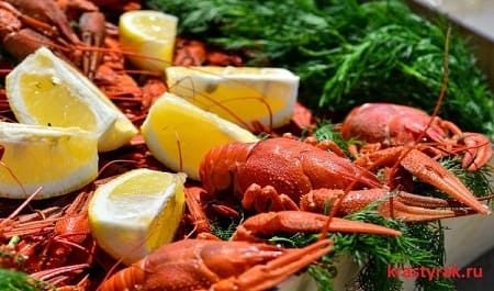 Раки с лимонными дольками