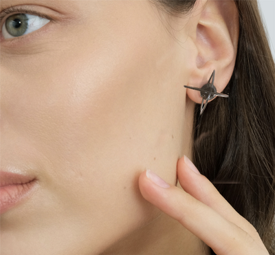 (АРТИКУЛ: 8963/30) СЕРЬГИ ЖЕНСКИЕ, АССИМЕТРИЧНЫЕ, ТЕМНО-СЕРЫЙ  МЕТАЛ, ЧЕРНЫЙ И БЕЛЫЙ КРИСТАЛЛЫ