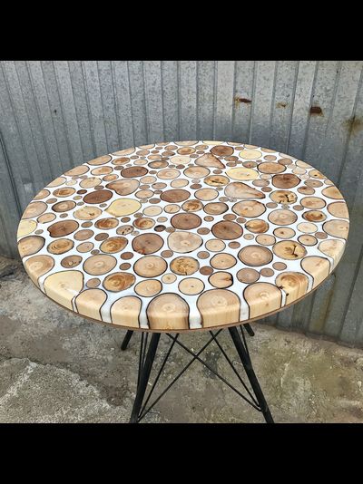 стол из торцевых спилов и эпоксидной смолы